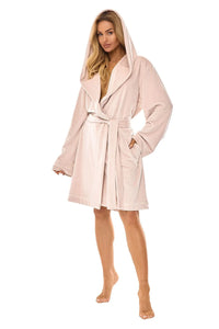 peignoir femme court capuche rose poudré velours côtelé doux coupe ample ceinture nouer poches latérales col châle cocooning élégant