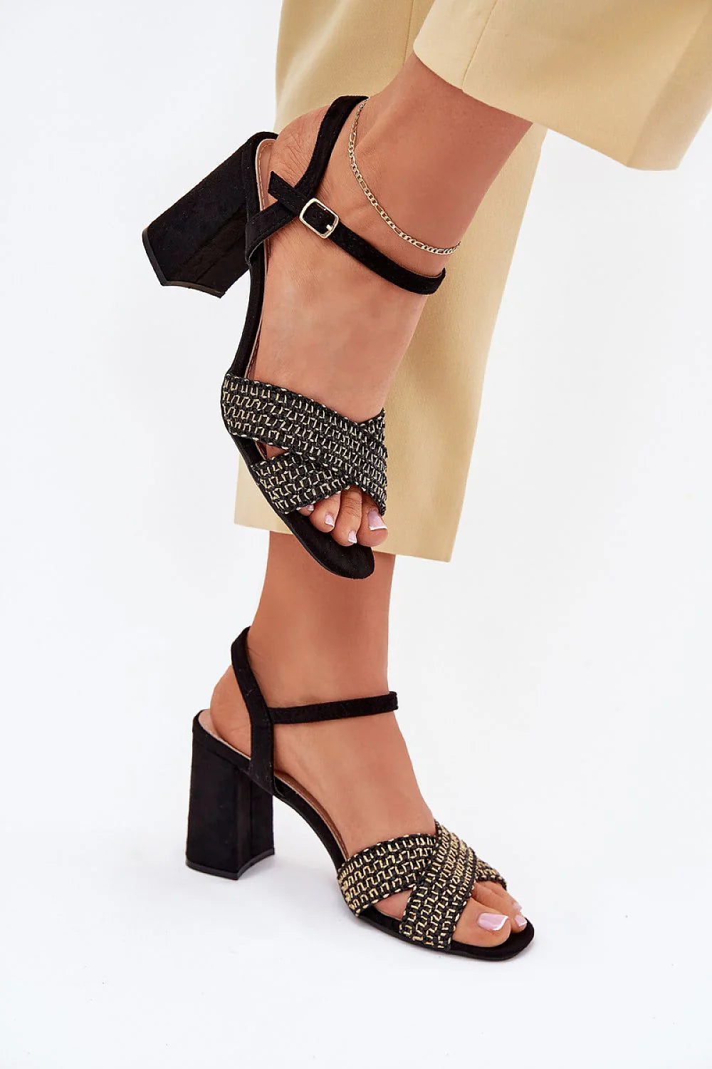 Sandales à talons compensés en cuir suédé noir avec brides croisées dorées ajustables pour femme, design élégant et moderne, occasion quotidienne ou habillée