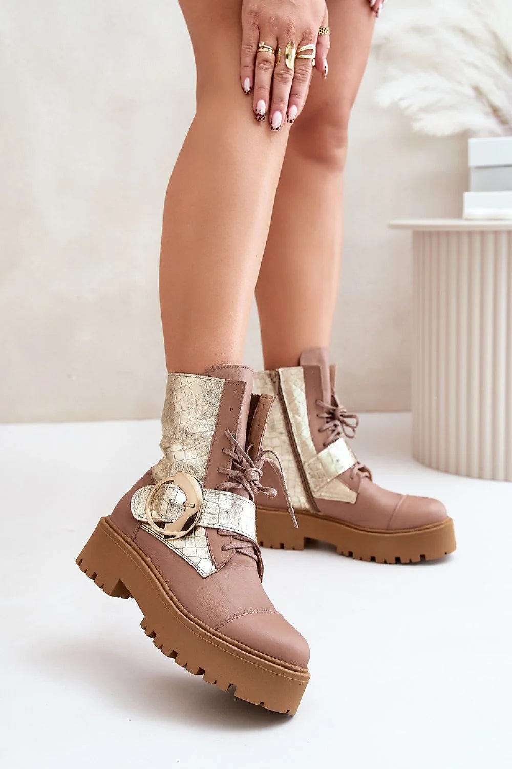 Bottines femmes modernes audacieuses cuir naturel métallisé motif crocodile doré高 shaft ajustable talon plat plateforme