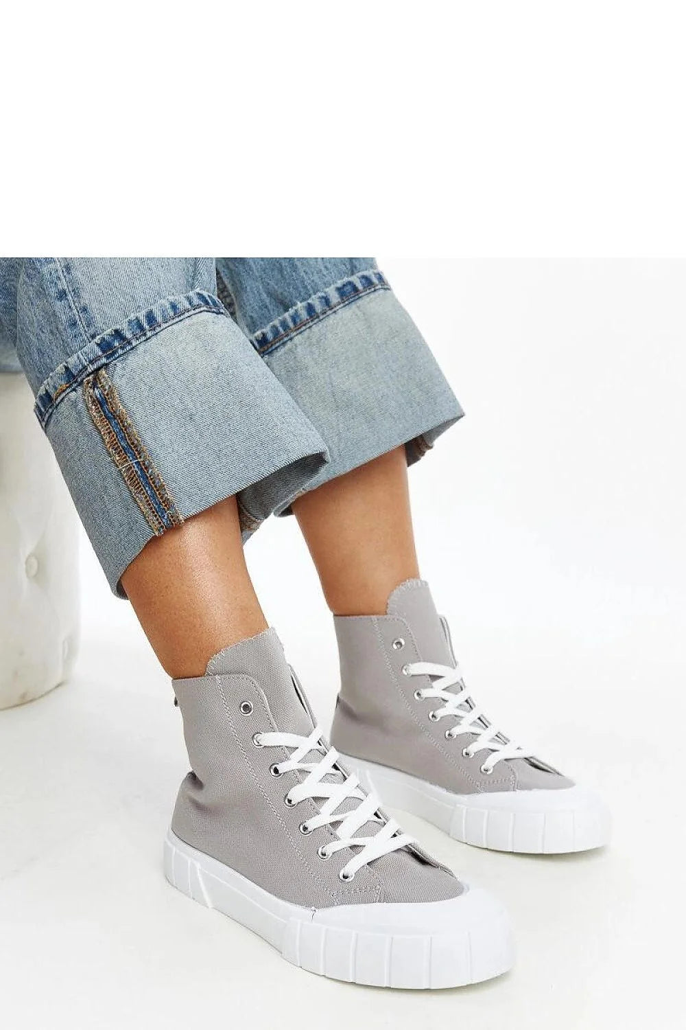 Baskets montantes grises pour femmes design moderne confortable élégante tendance laces blanches semelle caoutchouc