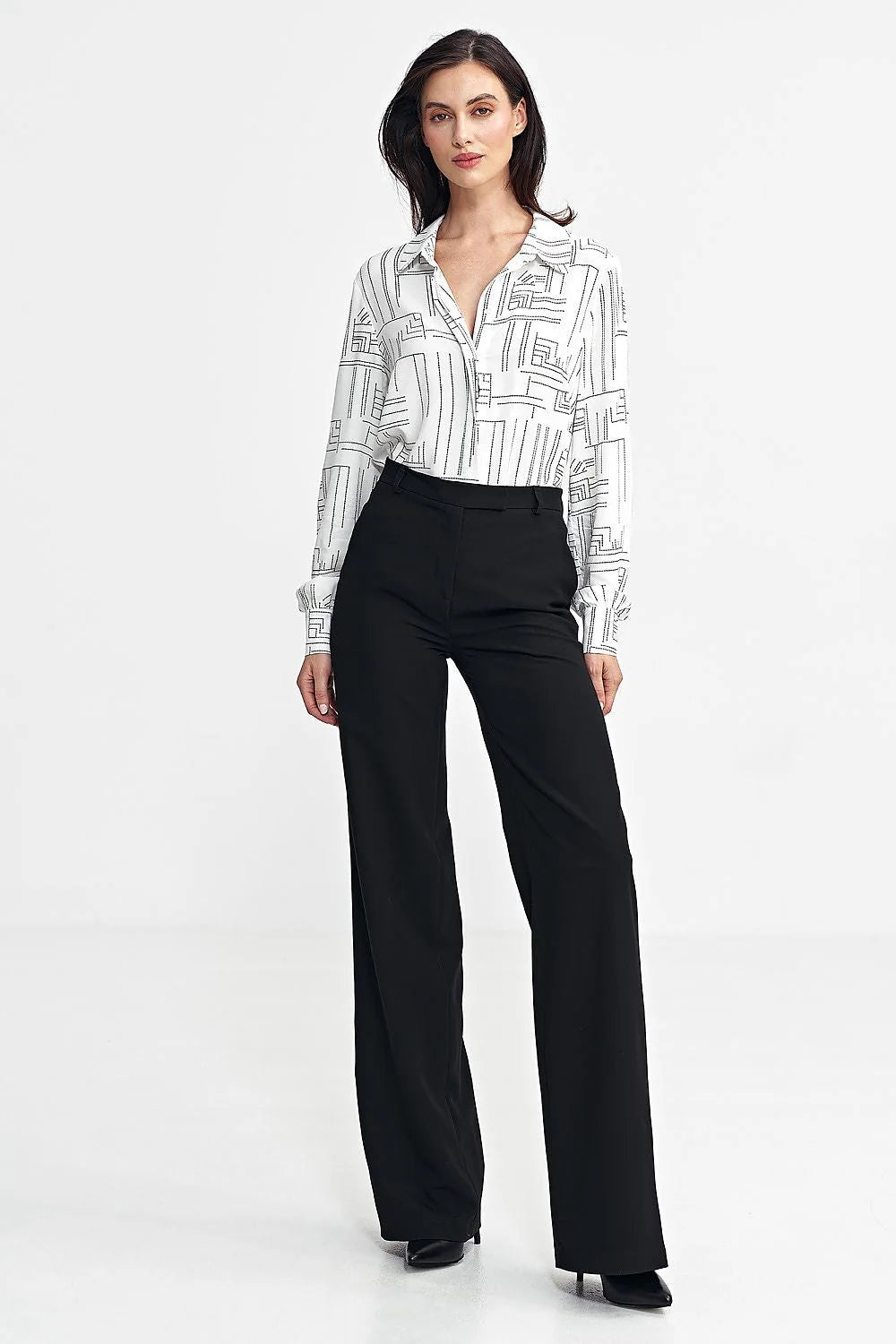 Pantalon long pour femme, coupe ajustée, taille haute, jambes larges, design moderne, élégant, couleur noire, occasion professionnelle, look intemporel, matière douce, fermeture discrète, poches pratiques