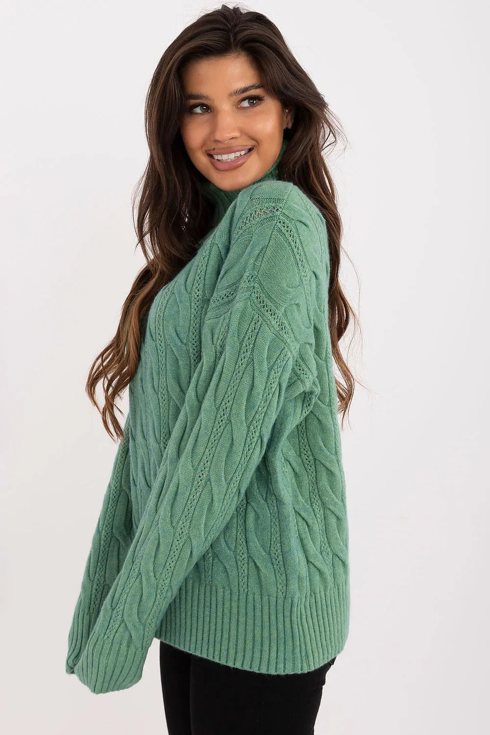 pull femme oversize col roulé torsadé maille câblé vert sauge coupe longue manches longues emmanchures tombantes côtelées moelleuses