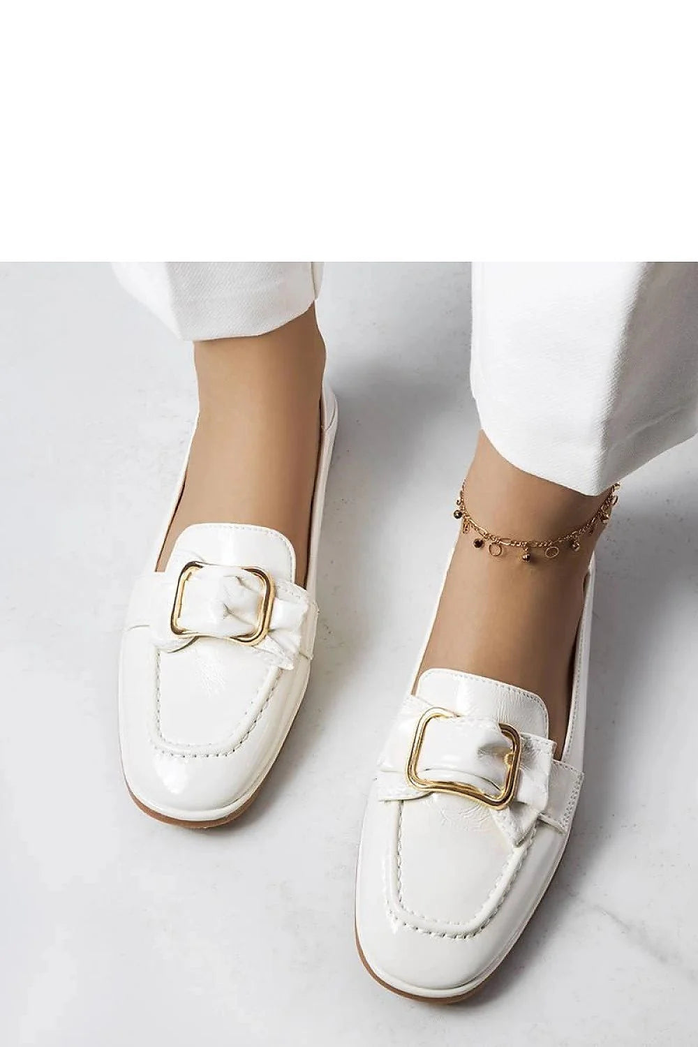 Moccasins élégants pour femmes blancs boucle dorée chaîne décoration cuir écologique confortable style moderne minimaliste occasions multiples