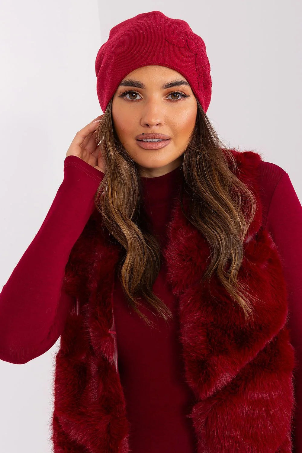 Bonnet et gilet en cachemire acrylique pour femme, style moderne floral rouge profond, texture pelucheuse et finitions soignées