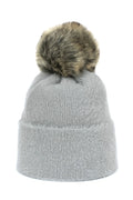 Bonnet en maille tricoté gris avec pompon fausse fourrure tendance pour hiver femmes élégantes