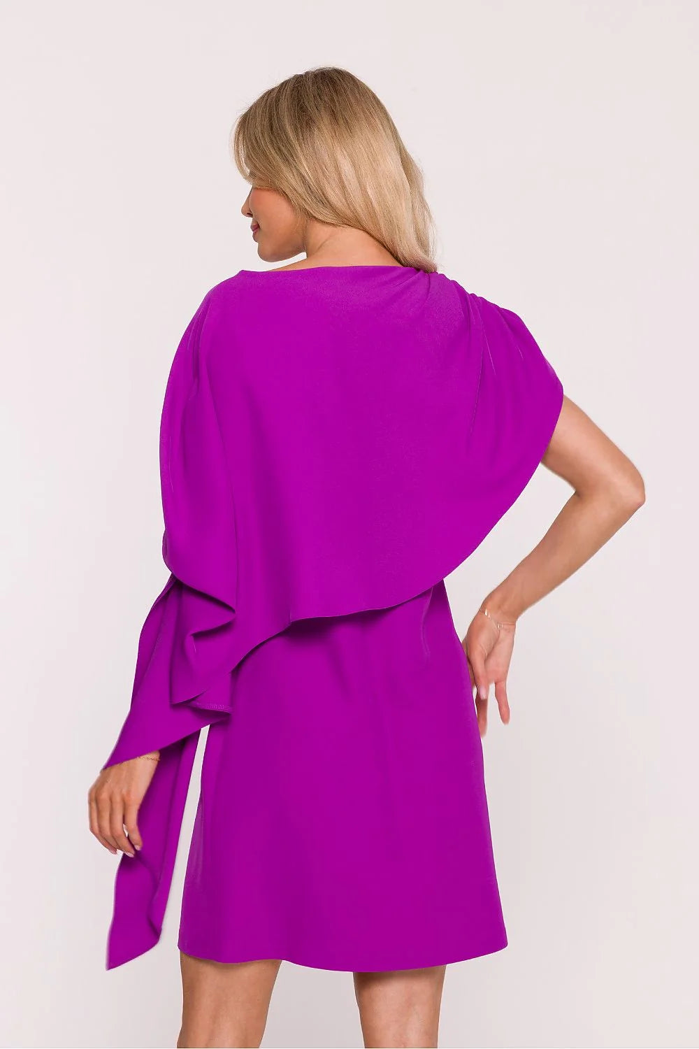 robe soirée cocktail courte fuchsia crêpe droite encolure ronde cape asymétrique drapée manche fluide structuré subtile brillance ajustée glamour polonaise
