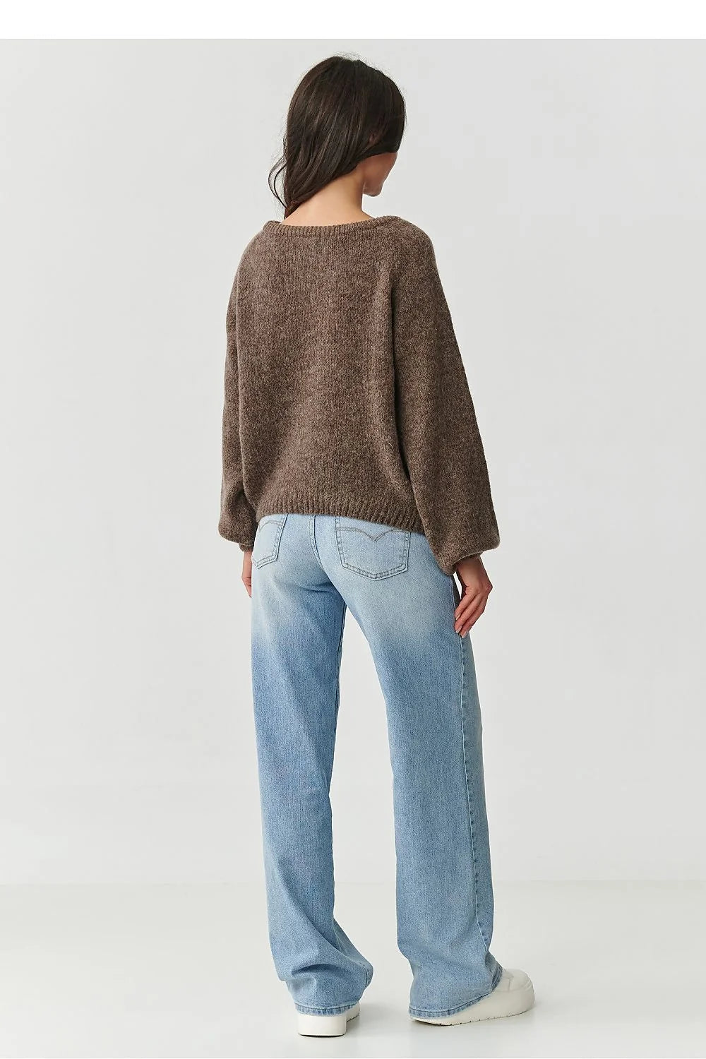 pull femme maille pelucheuse marron taupe coupe courte oversize col rond classique manches ballon longues mohair laine moelleux