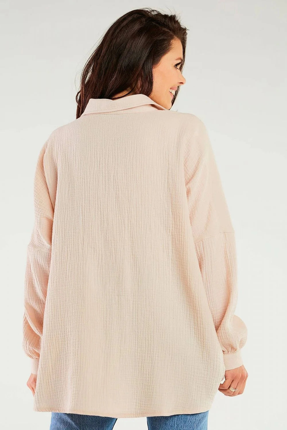 Chemise manche longue Infinite You oversize col droit boutons nacré couleur rose pâle femme style décontracté moderne