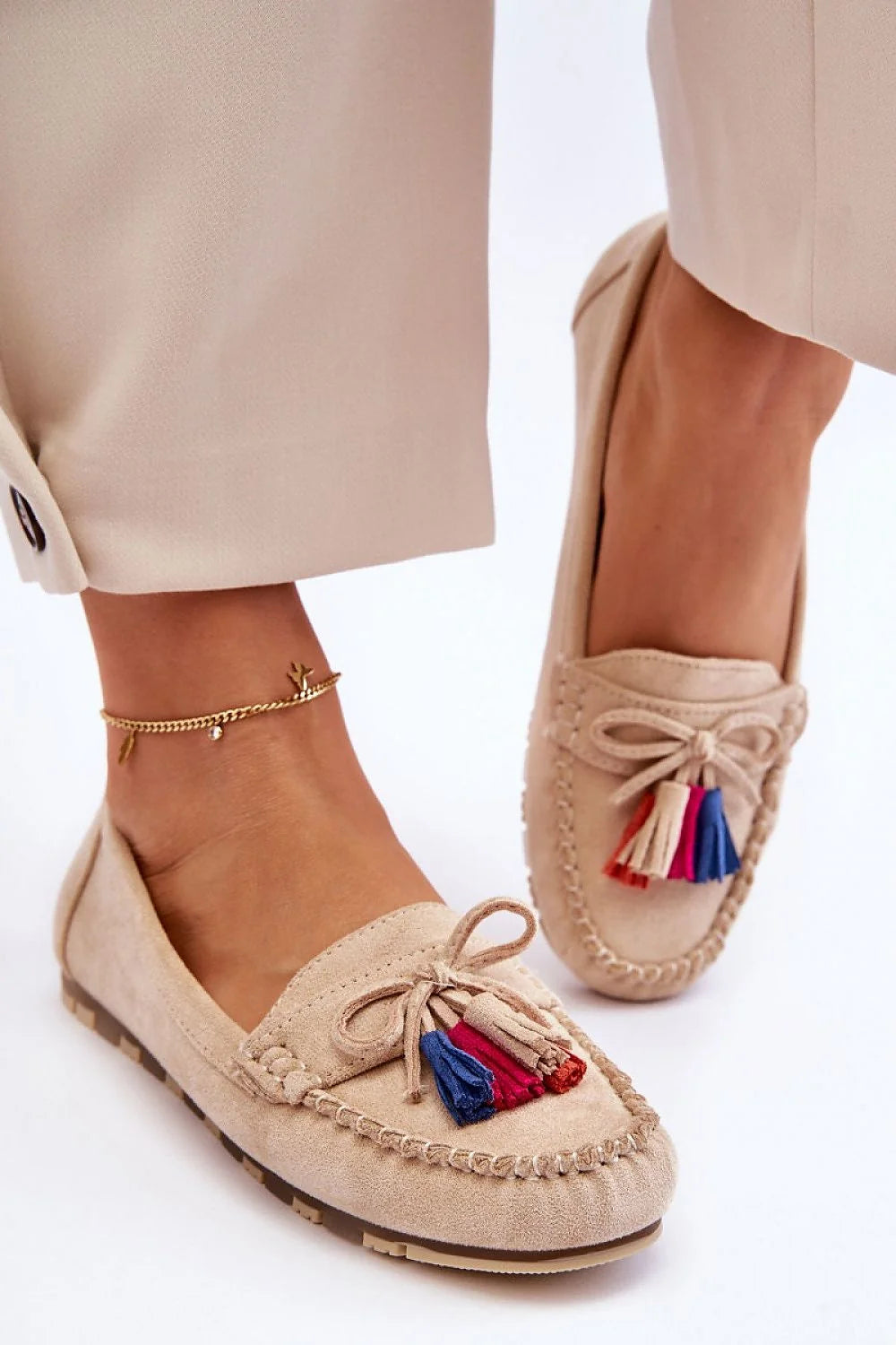 mocassins femme ecosuede beige pompons multicolores bleu fuchsia rouge slipon semelle plate crantée antidérapante cuir intérieur rembourrée confortable