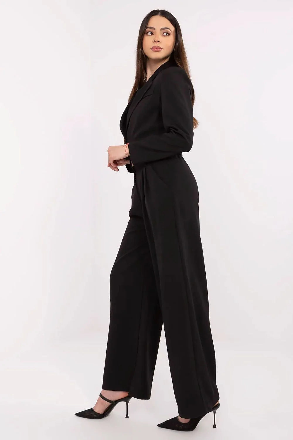 ensemble chic moderne femme blazer court tailleur bouton doré manches longues pantalon palazzo taille haute plis fluide noir