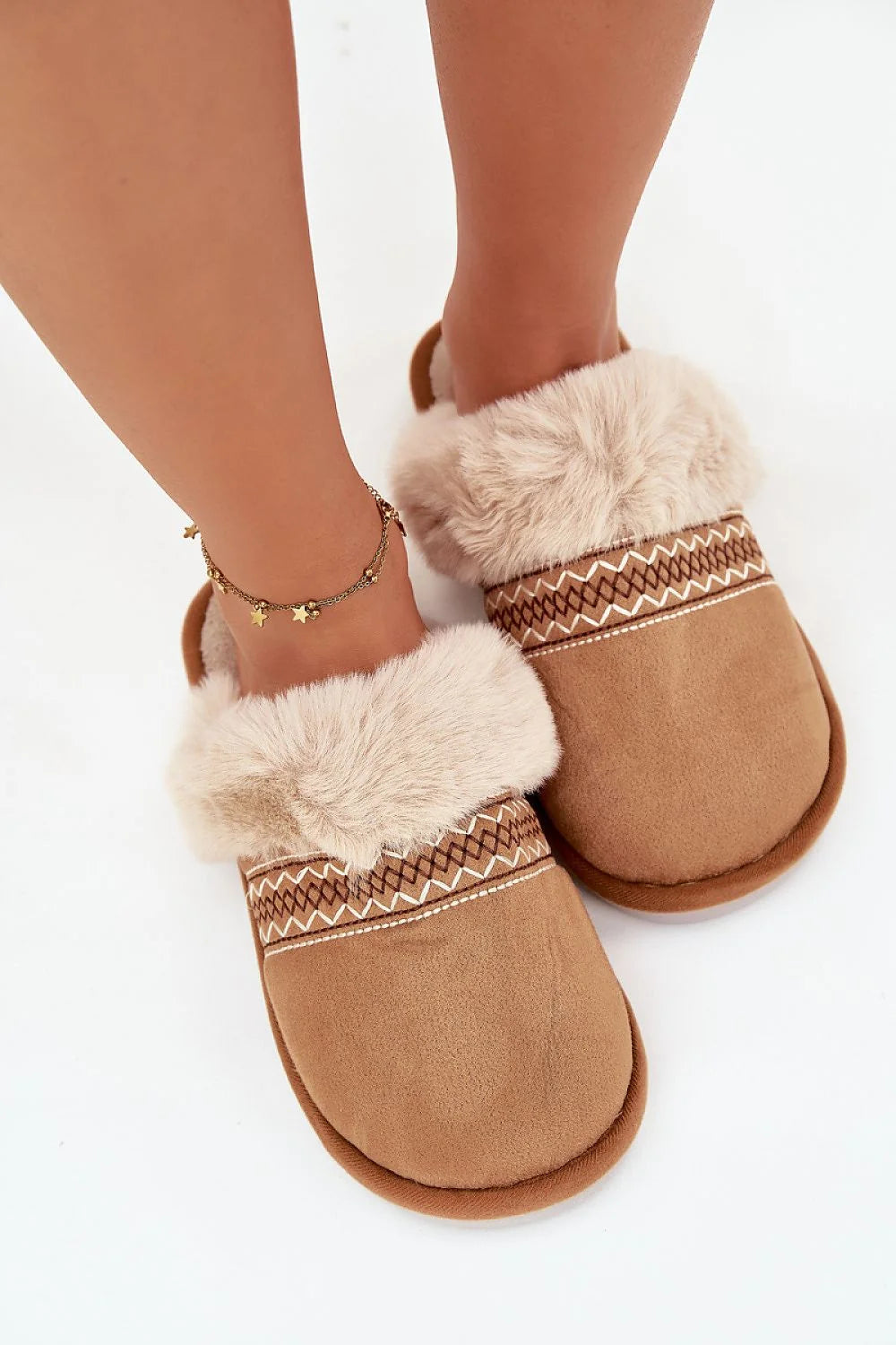 chaussons mules intérieur femme suédine camel broderie géométrique parement fausse fourrure crème semelle extérieure épaisse blanche semelle intérieure moelleuse cocooning
