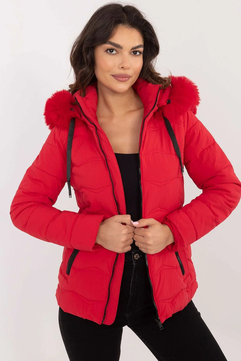 Veste d'hiver féminine design moderne matelassé polyester doublure synthétique capuche amovible faux fourrure rouge fermeture éclair poches latérales femmes