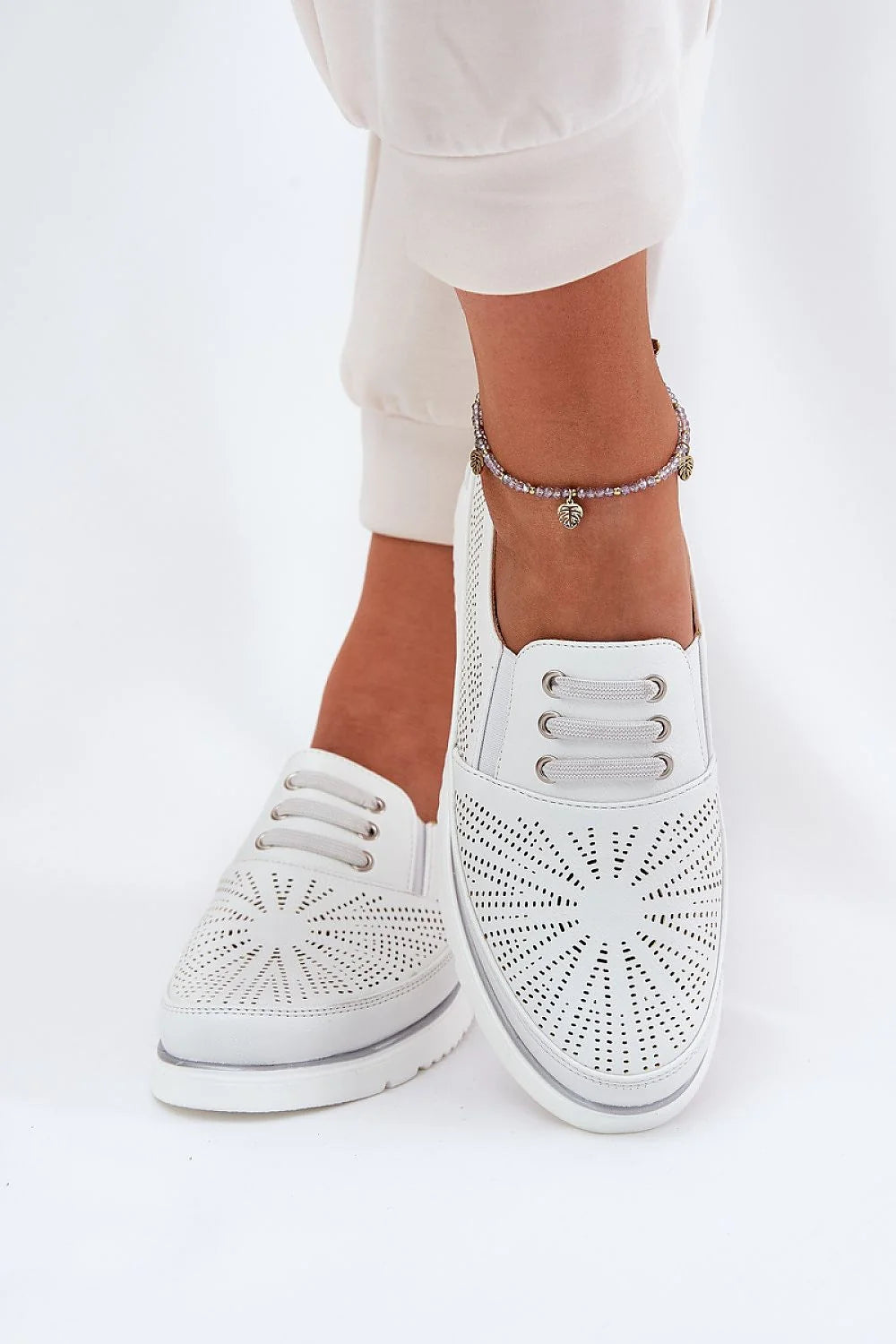 Chaussures basses femmes style moderne élégant cuir artificiel blanc perforé semelle épaisse confort quotidien