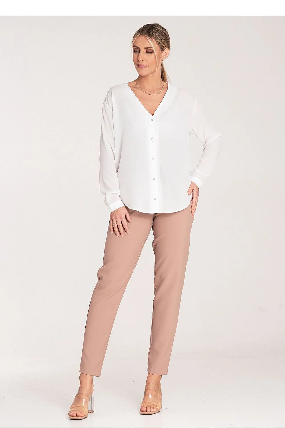 Pantalon femme élégant moderne couleur beige-rose taille haute ceinture boucle dorée coupe ajustée jambe longue