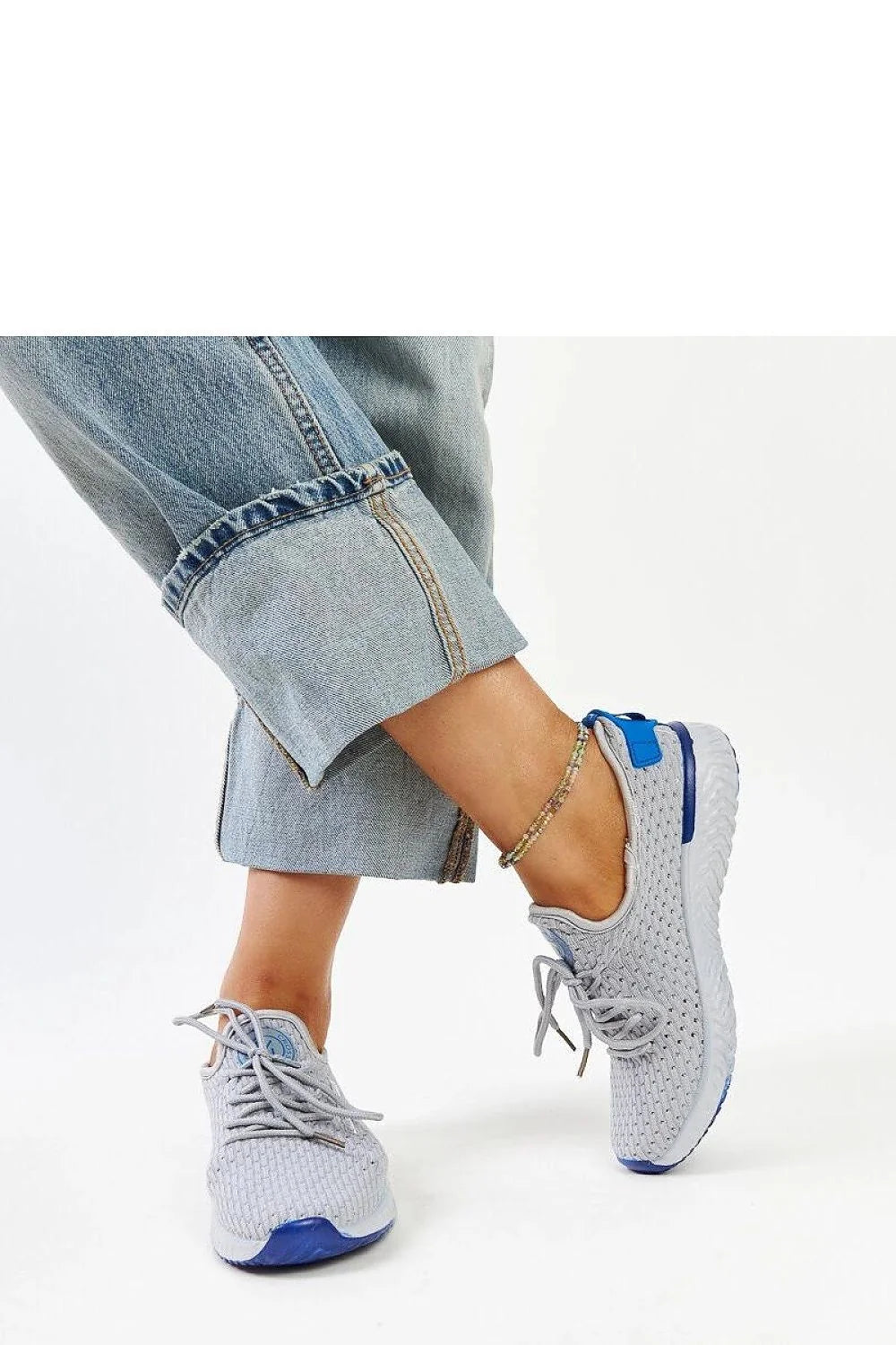 Baskets pour femmes modernes et sportives en maille grise avec accents bleus, respirante, semelle amortie, confortable, idéales pour quotidien, sport et look casual