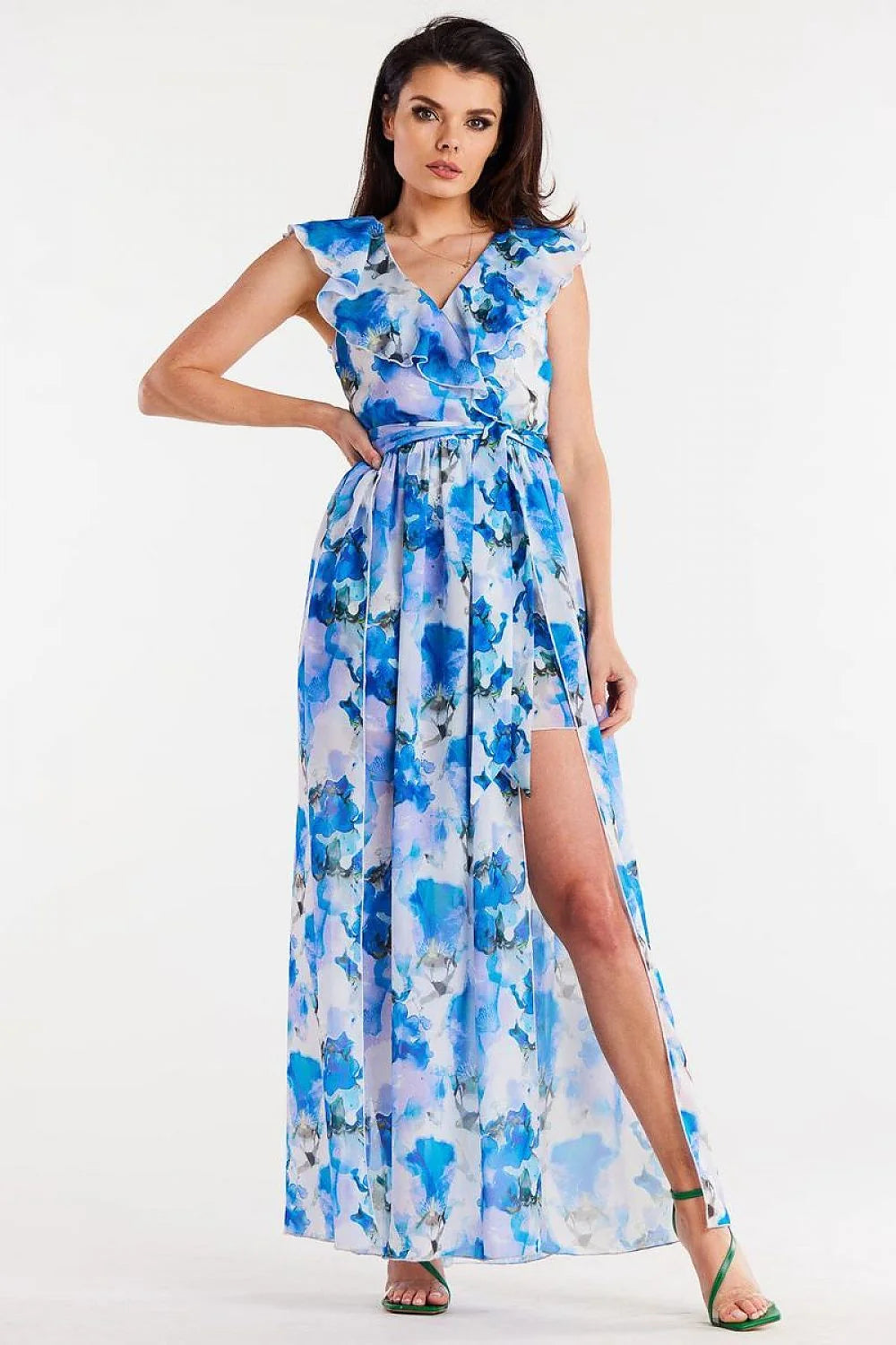 Robe de jour awama en mousseline imprimée floral bleu blanc violet, taille ajustable, ceinture incluse, fente haute, volants épaules, manches courtes, polyester 100%, occasion estivale élégante