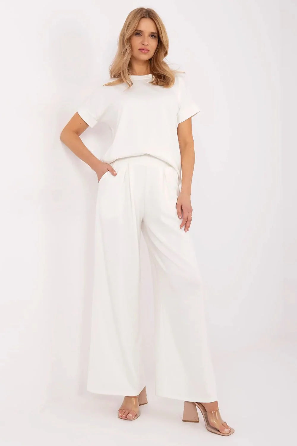 ensemble féminin survêtement blanc palazzo pantalon taille haute col rond manches courtes jambes larges plis discrets poches latérales