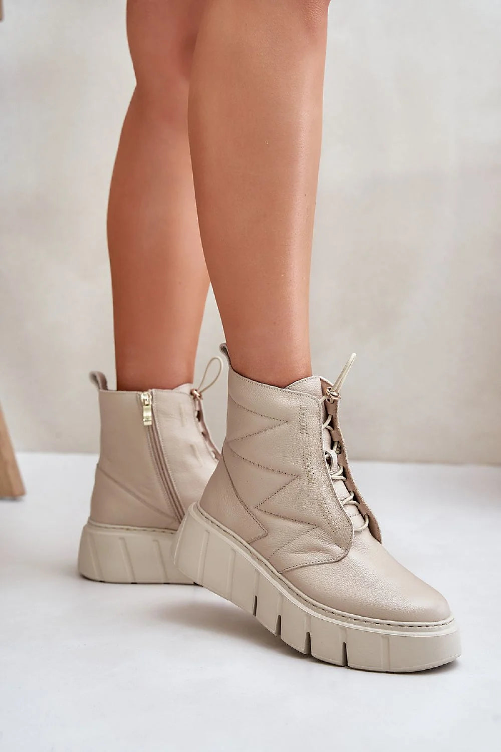 Bottines pour femmes design moderne élégant cuir synthétique beige lacets fermeture éclair dorée semelle épaisse sculptée hauteur cheville rembourrage confortable