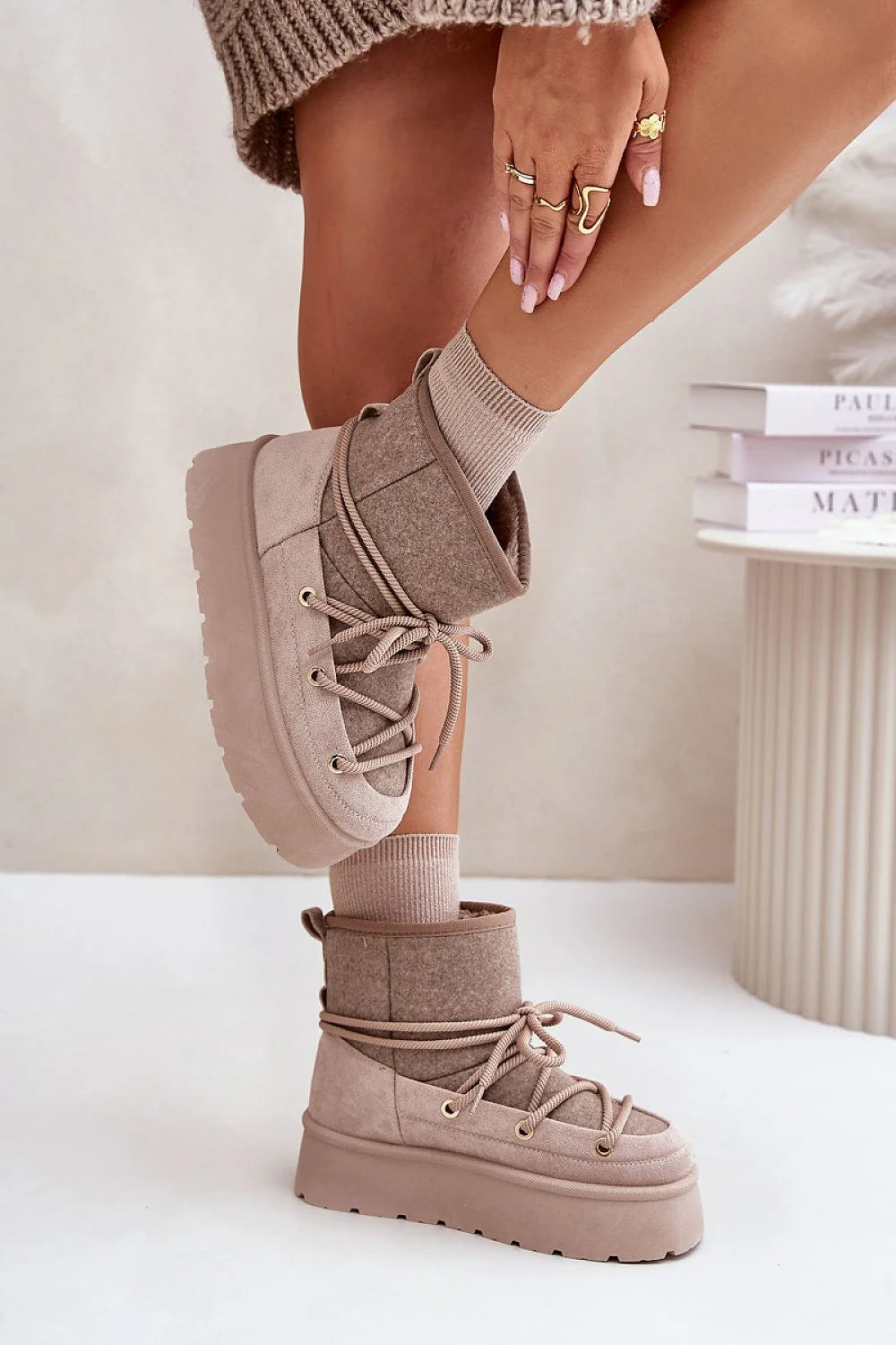 Bottes en cuir suédé moderne confort plateforme tendance hiver beige taupe pour femmes élégantes