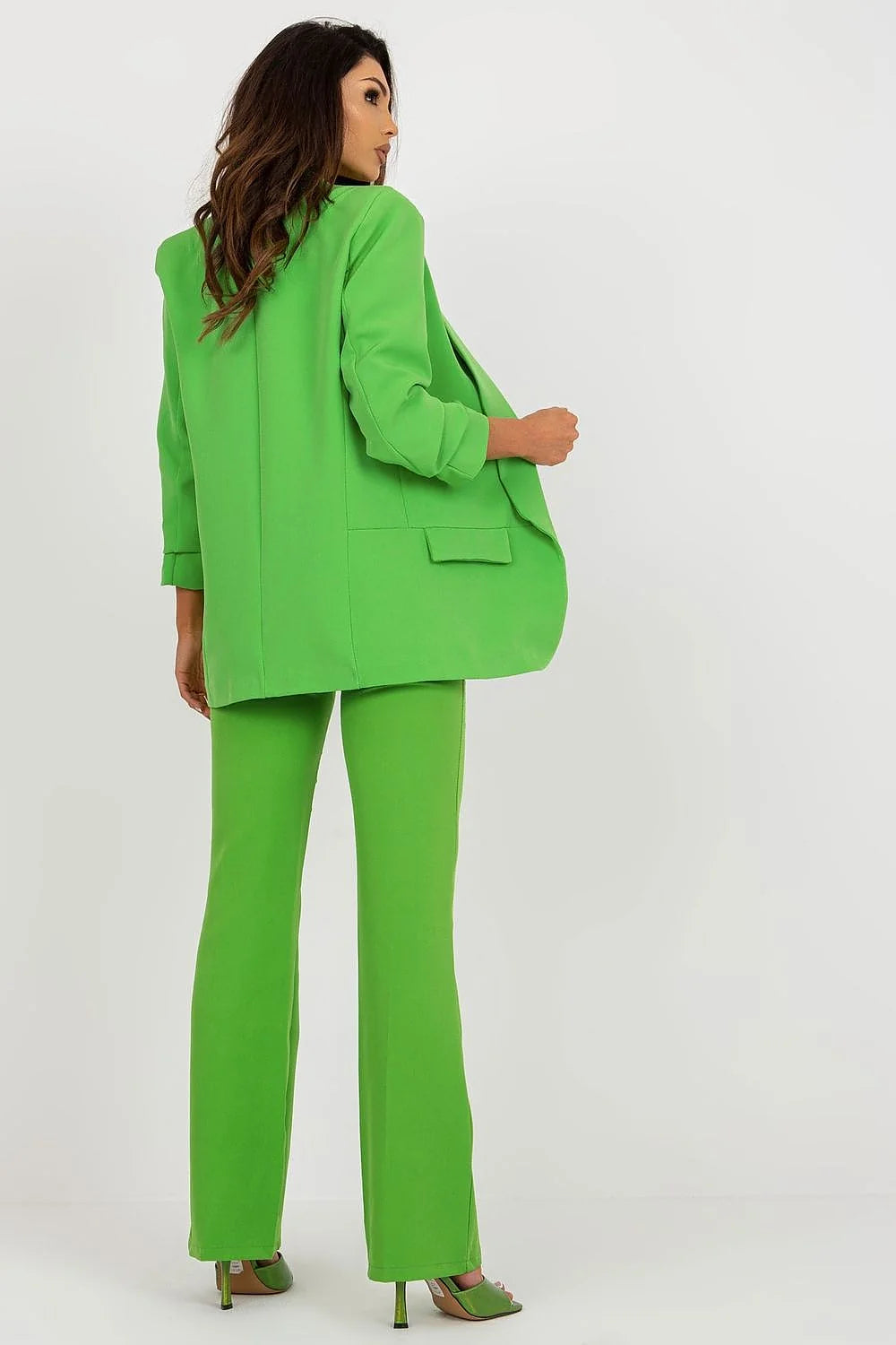 tailleur femme moderne élégant vert vif blazer ajustée col cranté manches retroussées poches rabat pantalon taille haute droite cheville stretch