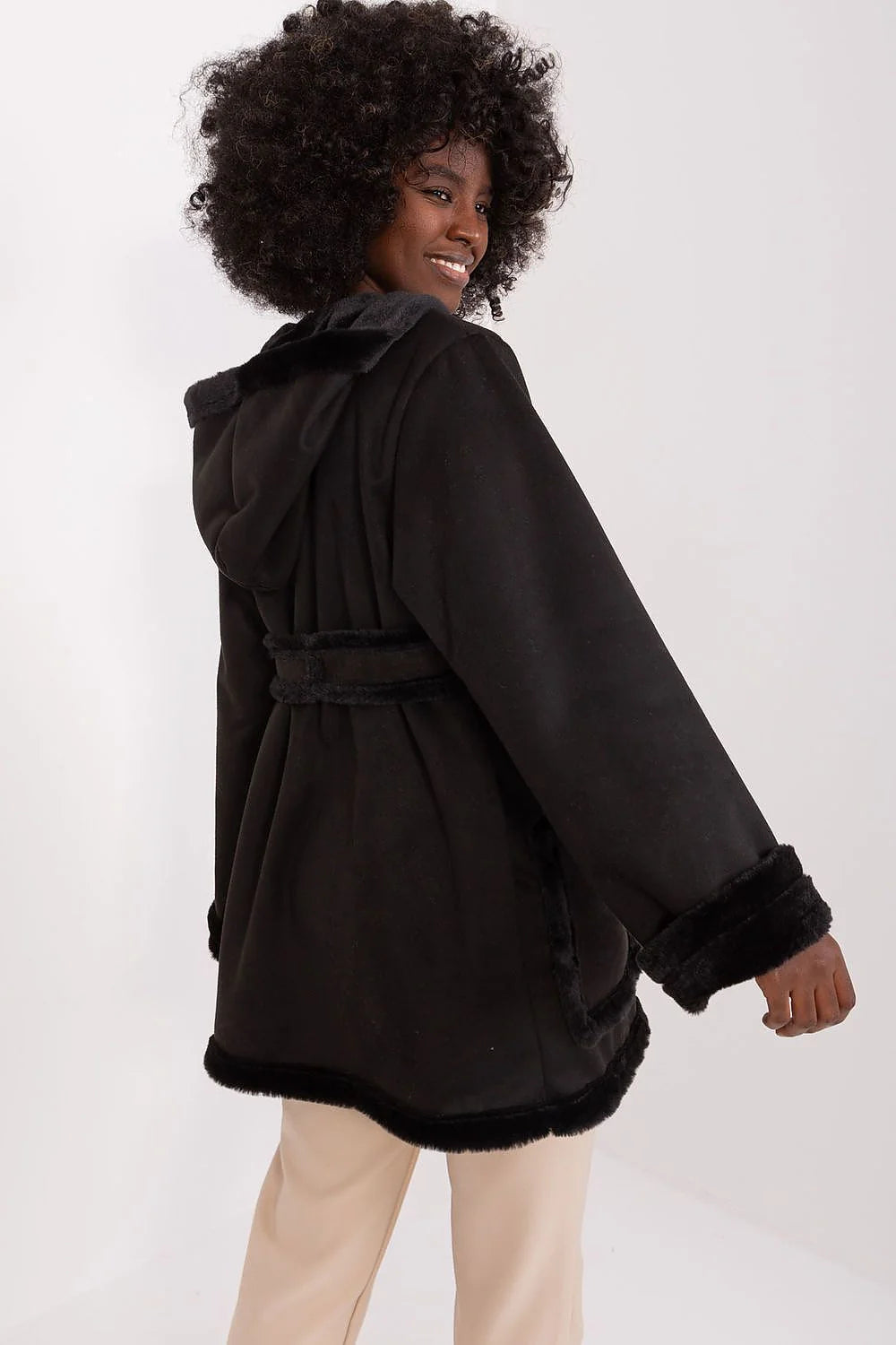 manteau Lakerta mi long femme capuche suédine noire fausse fourrure doublure bordures boutonnage ceinture nouer coupe droite ample poches plaquées