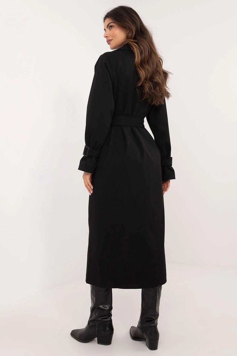 Manteau long élégant pour femme style classique couleur noire coupe droite ceinture double boutonnage grandes poches poignets boutonnés détails animalier mode intemporel