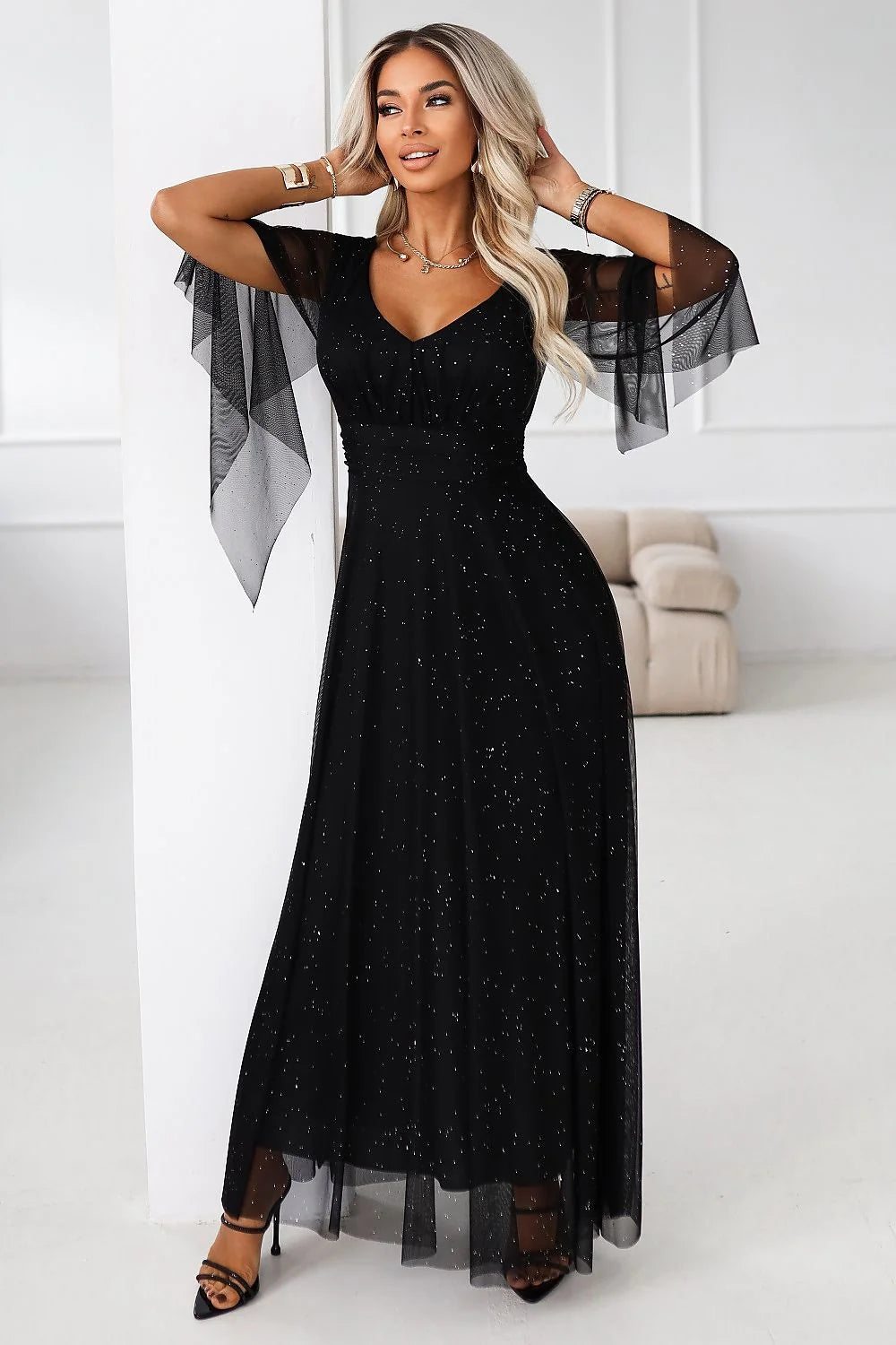 robe longue noire brocart pailleté scintillante soirée gala cérémonie taille cintrée ceinture drapée corset doux manches kimono tulle fluide sculptante