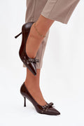 escarpins vernis marron foncé bout pointu talon aiguille élégant chic féminin mince nœud décoratif œillets métalliques slipon empeigne basse brillante