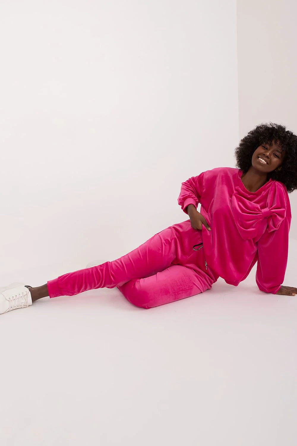 ensemble velours fuchsia femme loungewear sweat oversize noeud poitrine joggers taille elastique coupe fuselée poches zippées finitions côtelées confortable élégant
