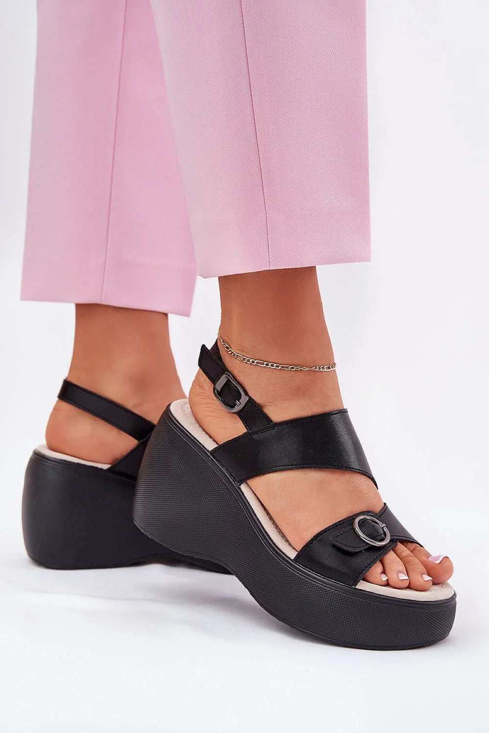 sandales plateforme compensées femme noires similicuir slingback boutouvert brideslarges boucleornée chaînecheville plateauépais semellegomme semelleintérieurerembourrée antidérapantes réglables maintienélastique élégantes