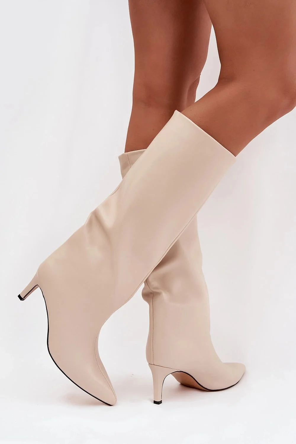 bottes montantes femme similicuir beige genou finition lisse bout pointu talon kitten tige froncée minimaliste élégante doublure confortable