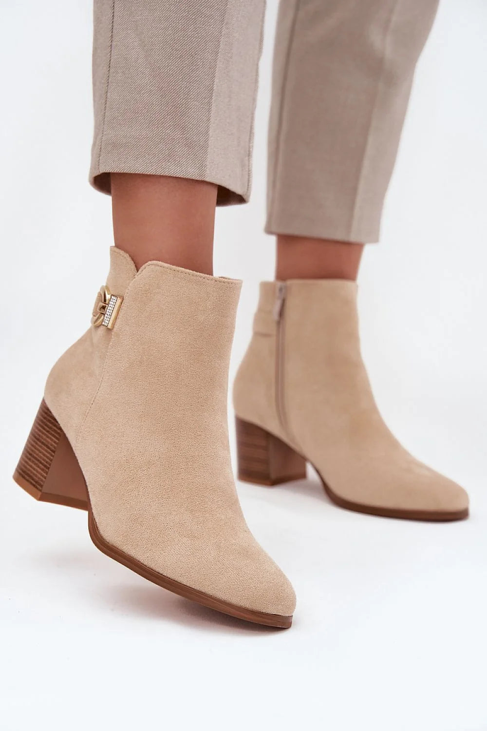 bottines femme suédine écologique beige clair talon bloc moyen bout arrondi doublure chaude zippée bijou doré strass semelle marron élégantes