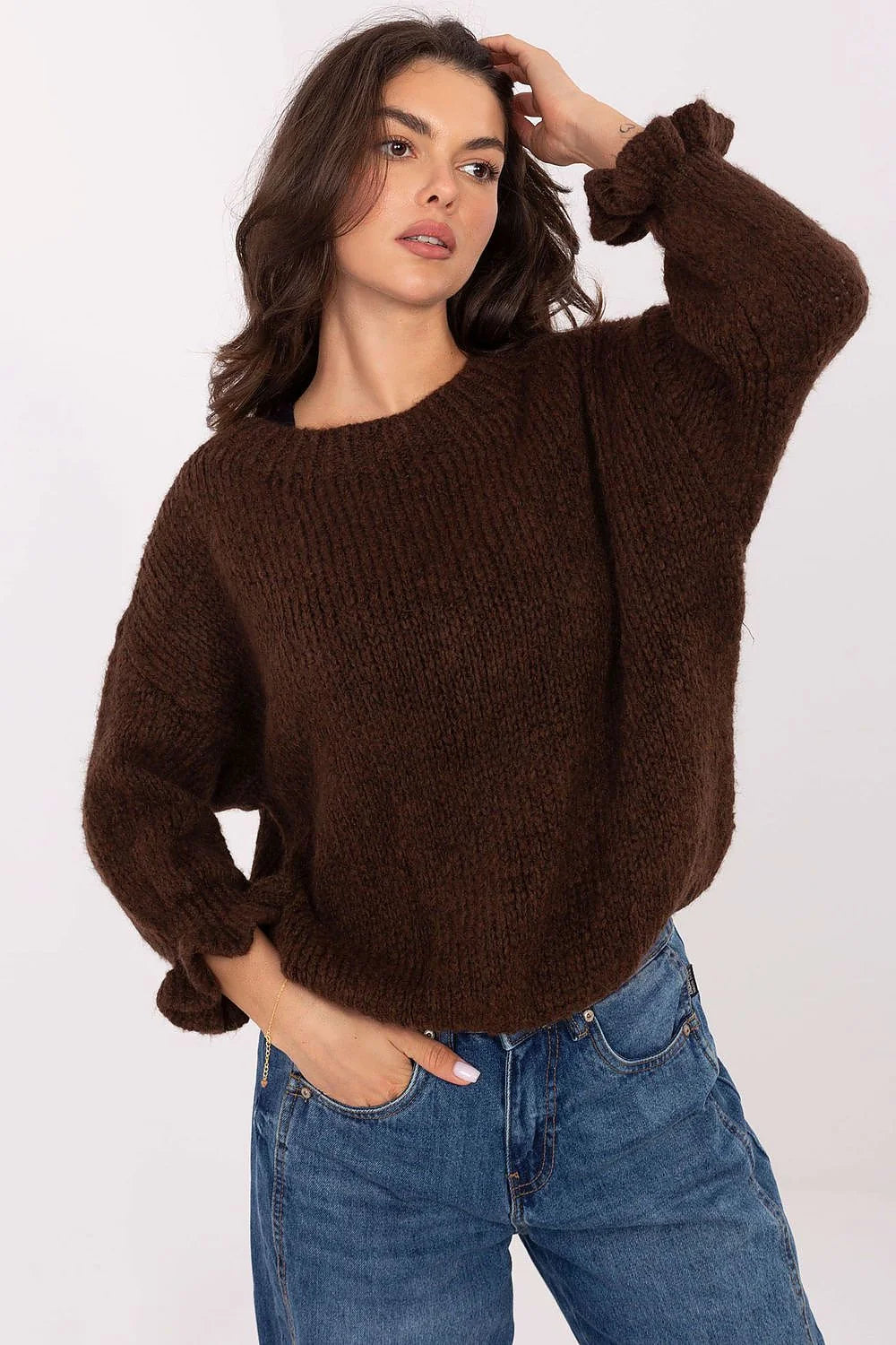 pull femme oversize grosse maille marron chocolat col rond manches longues bouffantes poignets froncés texture duveteuse chaude coupe boxy courte