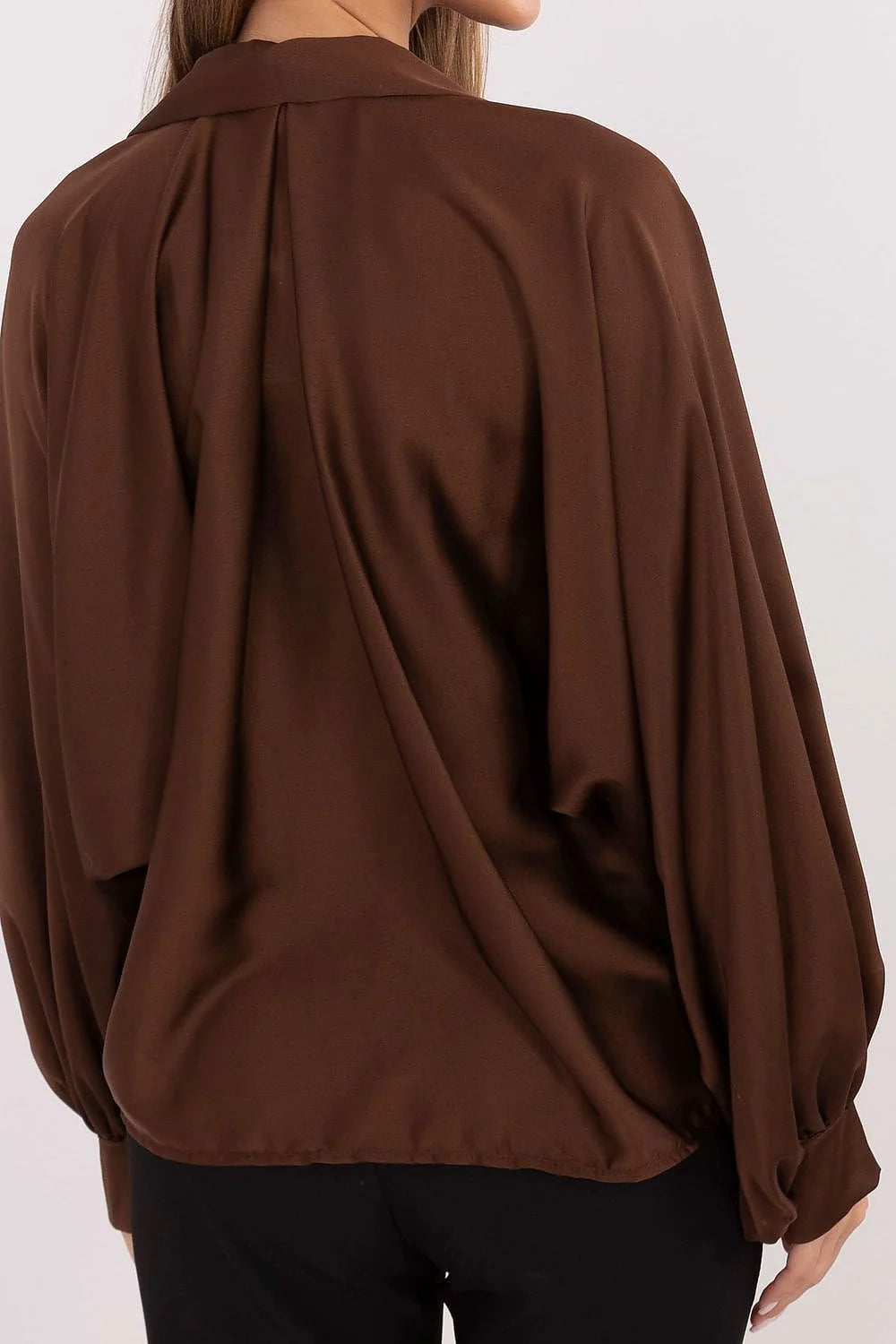 chemise femme satinée marron chocolat boutonnée col classique coupe oversize tombé fluide manches ballon volumineuses poignets boutonnés