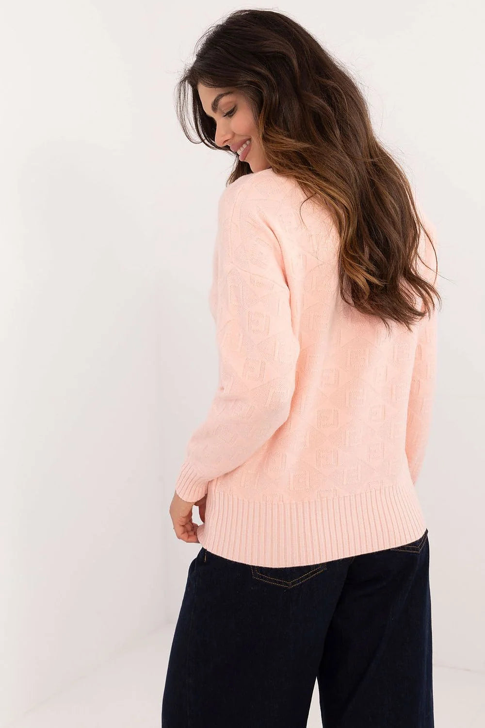 Pull femme classique moderne col montant manches longues teinte rose pâle matériau doux confort