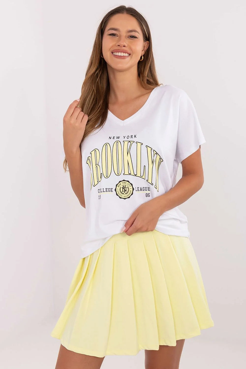 ensemble décontracté femme teeshirt coton stretch encolureV manches courtes imprimé Brooklyn jaune pastel jupe plissée mini taillehaute shortsintégrés fluide chic