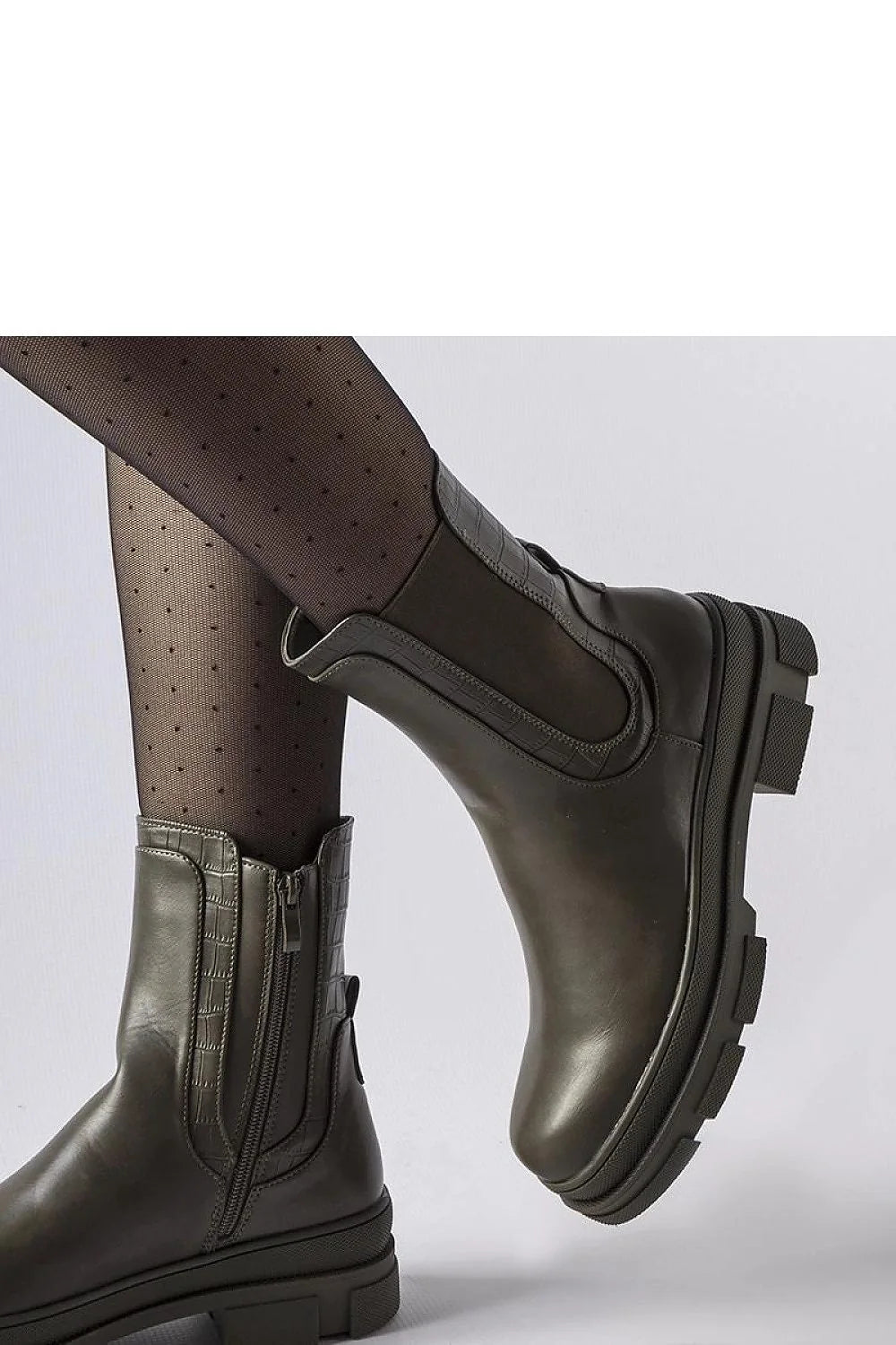 Bottines femme design contemporain cuir haute qualité couleur kaki sobre mi-haute arrondie fermeture éclair latérale élastiquée semelle épaisse crantée caoutchouc robuste automne hiver