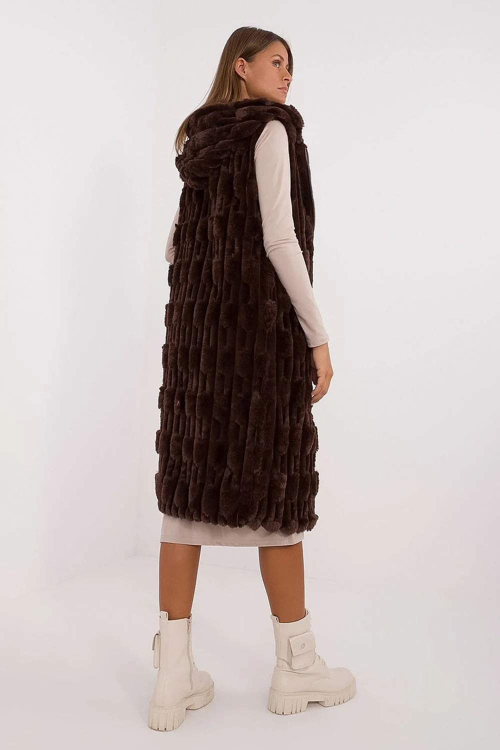 Gilet sans manches en fausse fourrure marron foncé longueur midi couper droite col montant femme élégance automne hiver