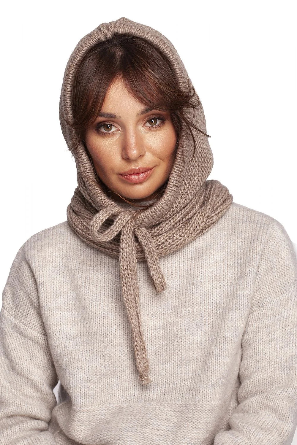 écharpe cagoule tricotée maille épaisse beige taupe douillette chaleureuse ajustée capuche intégrée cordon ajustable côtelée acrylique nylon laine superposable urbain