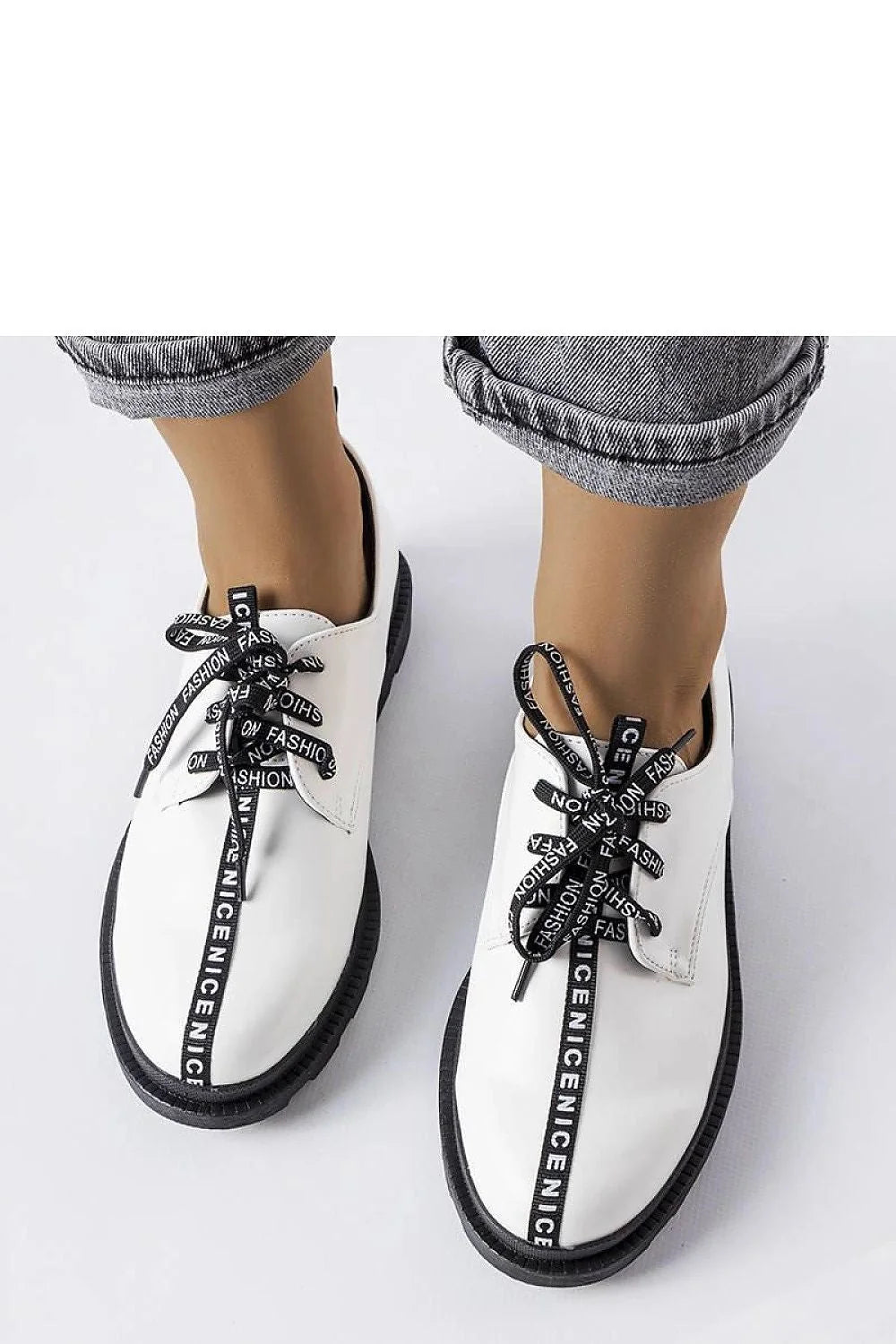 Chaussures basses femmes design moderne style sportif confortable semelle contrastée tige basse lacets noirs motifs répétés
