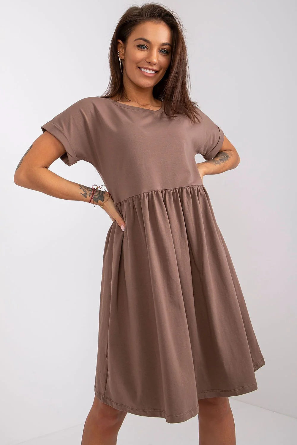 robe babydoll taupe jersey coton doux élasthanne coupe évasée taille empire froncée manches courtes encolure ronde mi longue genou fluide