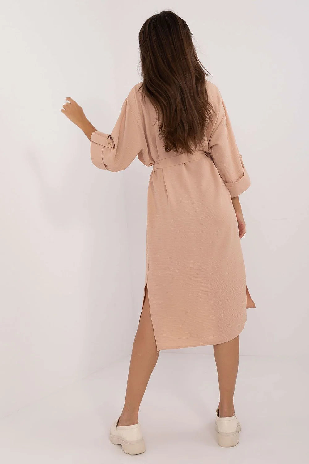 robe midi femme ceinturée beige rosé coupe droite oversized manches troisquarts encolure ronde crêpé texturé confortable poche poitrine