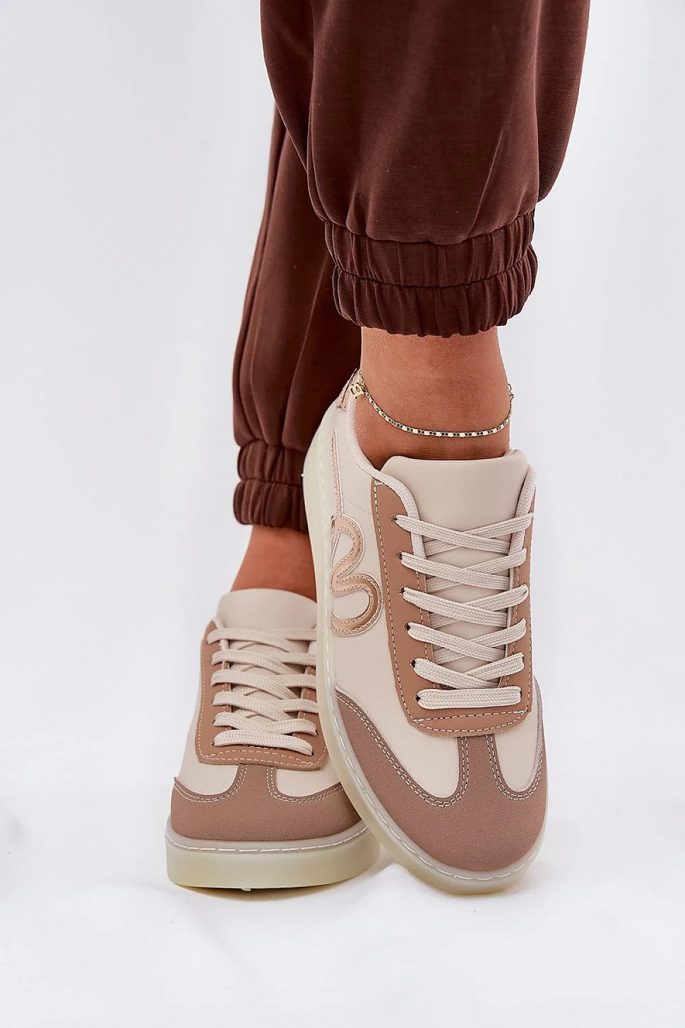 Chaussures de sport modernes pour femmes en cuir synthétique style sportif beige brun clair basses confortables