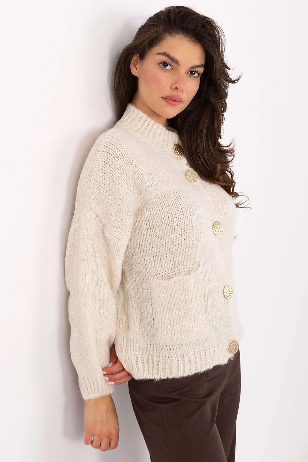 cardigan femme oversize court écru maille duveteuse mohair laine mélangée coupe cocon col montant gros boutons dorés sculptés
