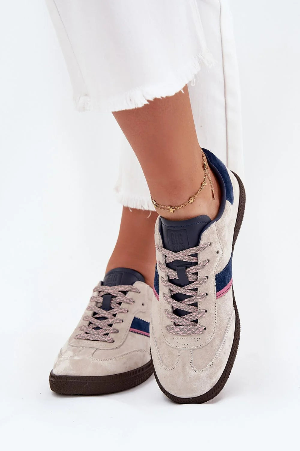 baskets femme basses daim suédé beige rétro bleu marine contrastante rose lacets tressés logo doré semelle gomme marron HIPOLYSYSTEM recyclée