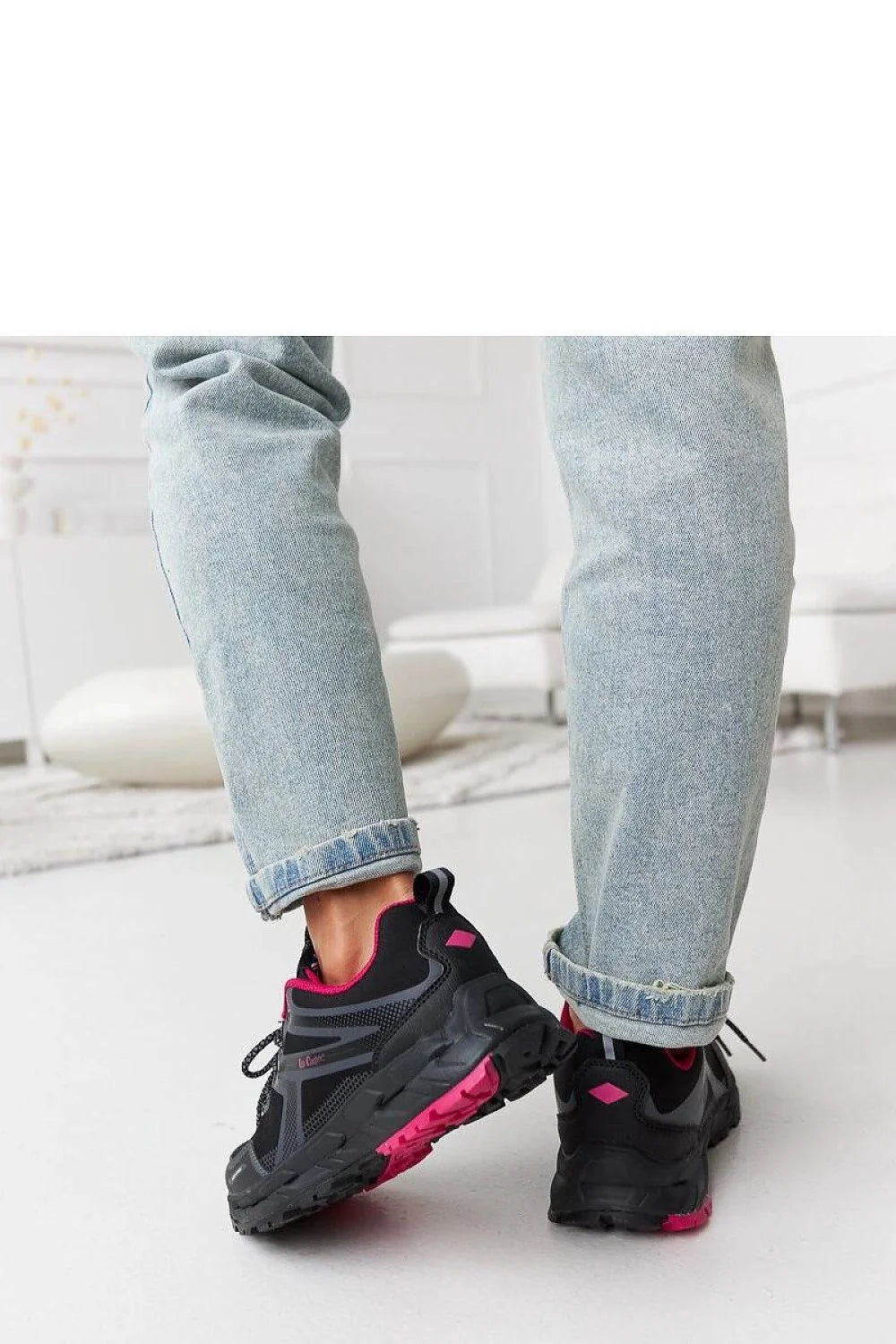 Sneakers femme modernes sportives noires avec accents gris et rose vif, confortable, semelle caoutchouc, respirante, tendance, occasion quotidienne, activité physique, style urbain