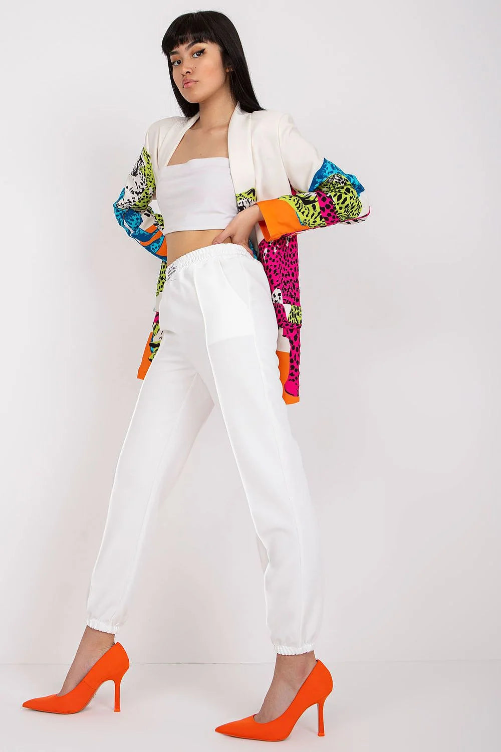 Pantalon femme haute taille tissu élastique poches latérales obliques elasthanne polyester.crop top rayures horizontales imprimé texte noir.escarpins fuchsia assortis