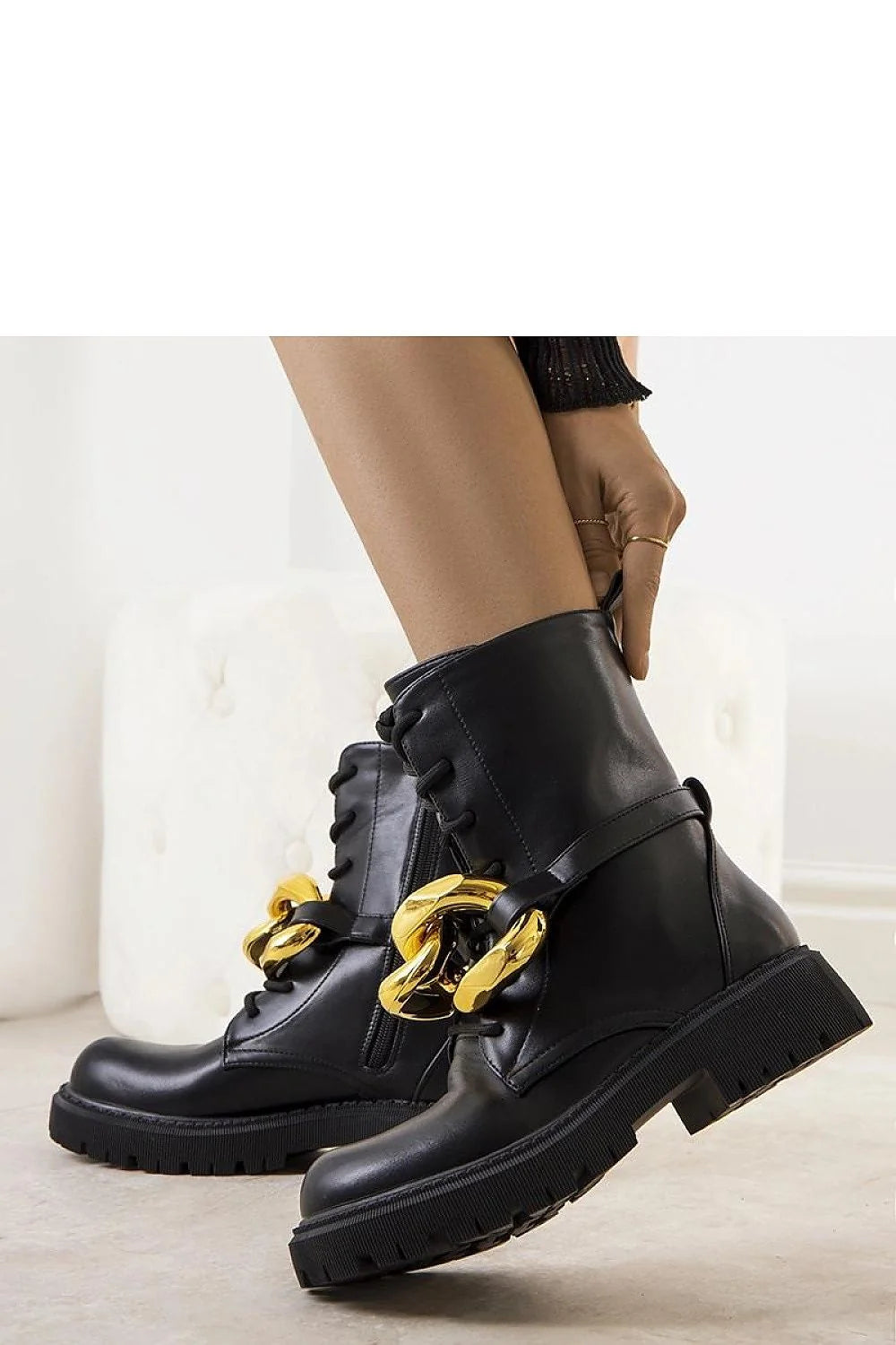 Bottes noires pour femmes en cuir écologique mi-hautes à chaîne dorée style urbain lacing avant semelle crantée confortable
