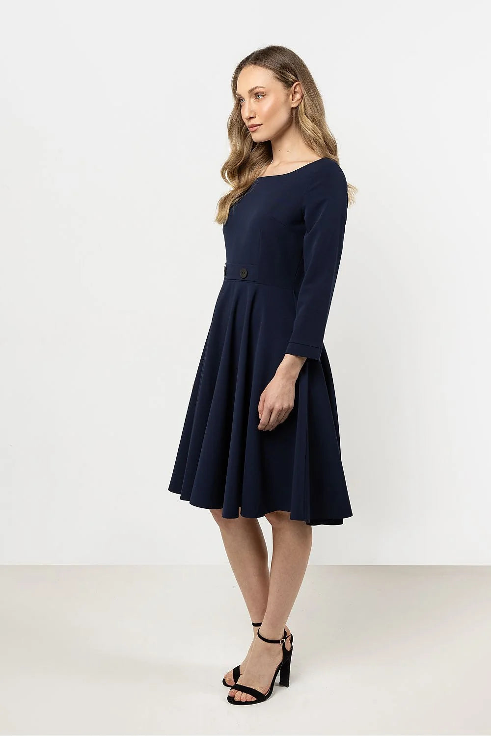 robe élégante midi manches longues encolure bateau bleu marine taille ajustée coupe évasée jupe plissée boutons décoratifs noirs