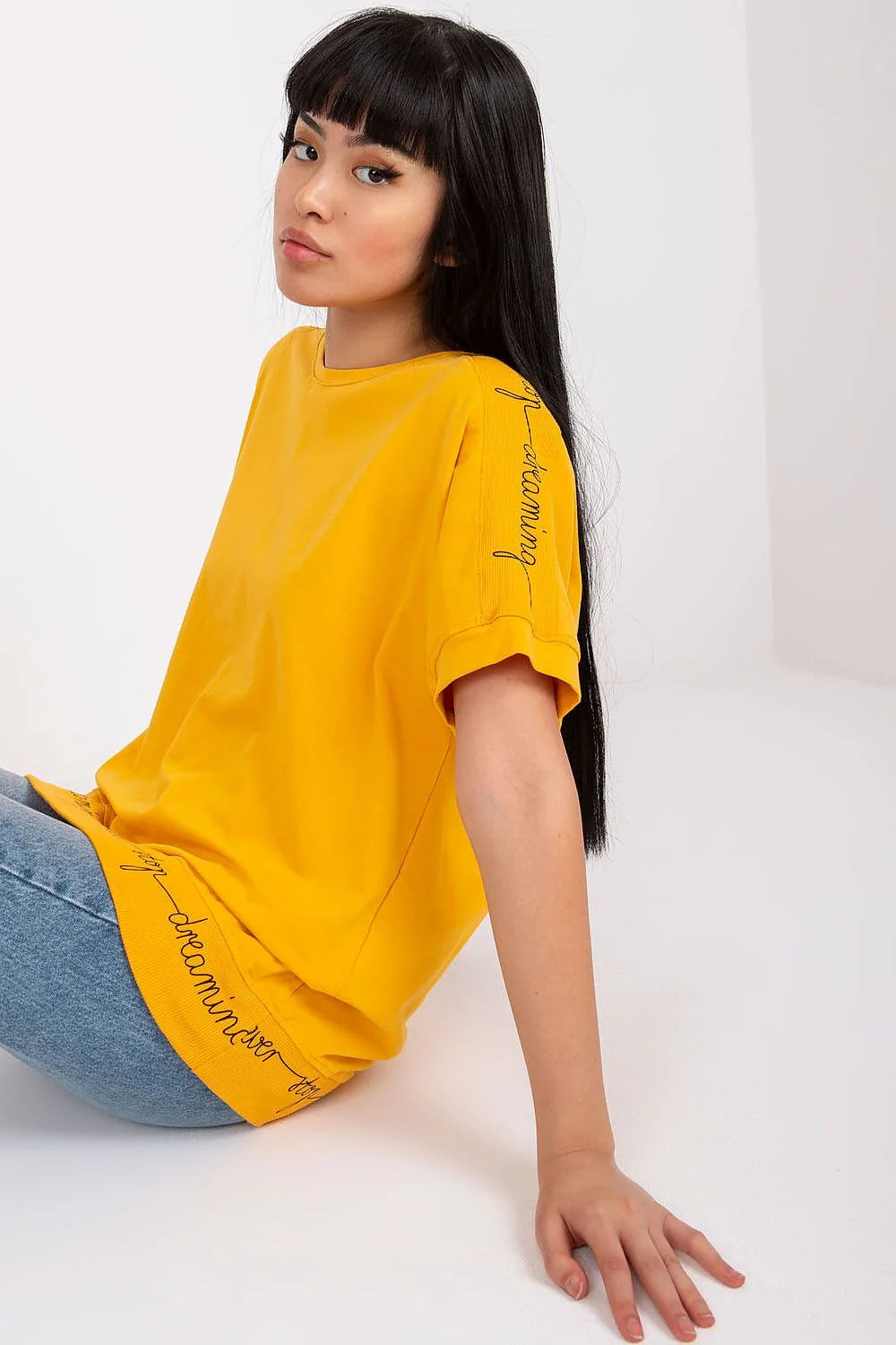 T-shirt femme moderne coupe ample manches courtes couleur jaune vif lettrage "never stop dreaming" coton élasthanne respirant